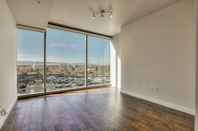 Building Photo - Gorgeous 1 Bedroom Condo with Floor to Cei...
