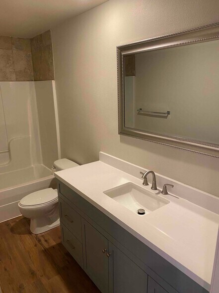 Building Photo - 918 Oakwood Ln