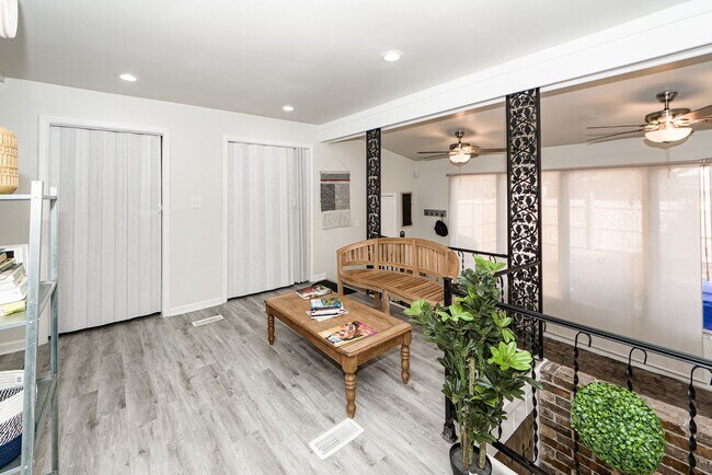 Building Photo - 3 BD 2.5 Bath Charming Home