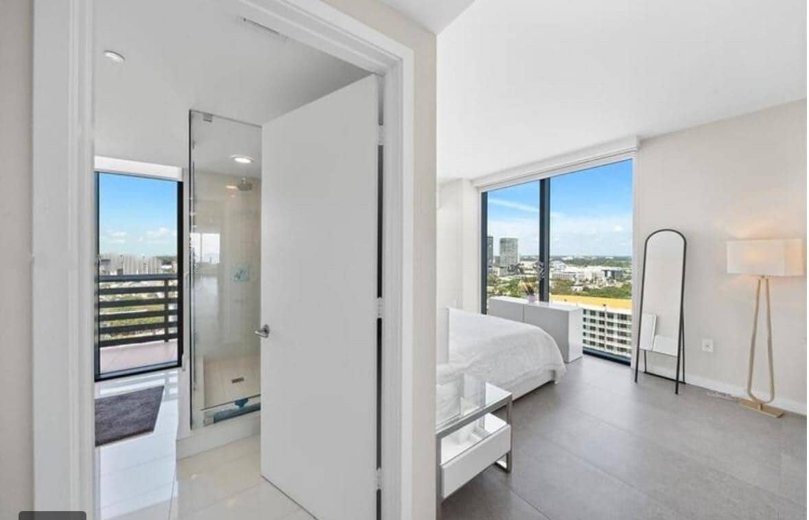 Building Photo - 460 NE 28th St