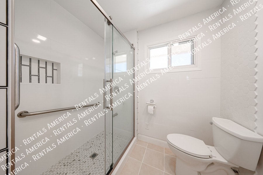 Building Photo - 935 E Wesleyan Dr