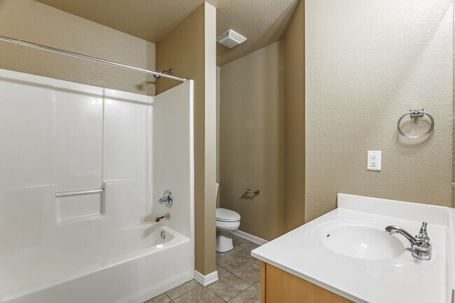 Building Photo - Great duplex in a great location