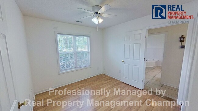 Building Photo - Spacious 3 BD/3 BA Home with Open Floorpla...