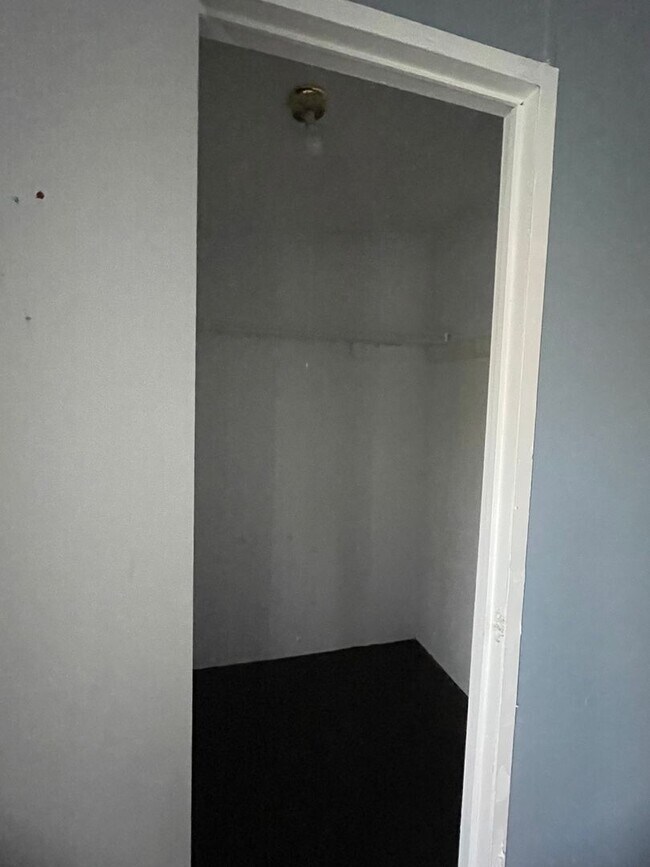 Building Photo - 4 bedroom, 2 bath doublewide trailer