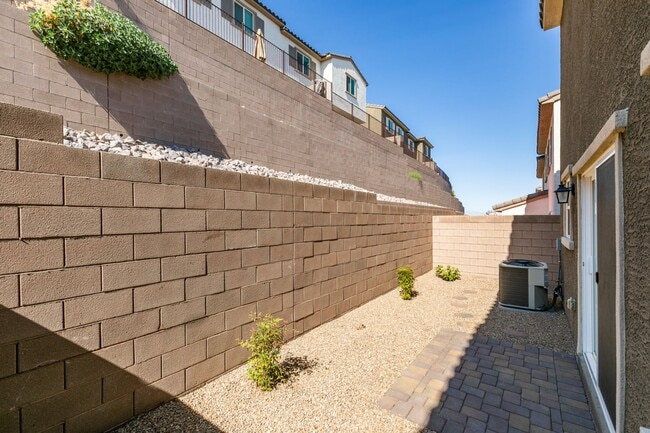 Building Photo - GORGEOUS TOWNHOME*UPGRADED*ALL APPLIANCES*...