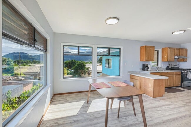 Building Photo - Unfurnished 2 bedroom, 1 bath home in quiet Lihue neighborhood, with views!