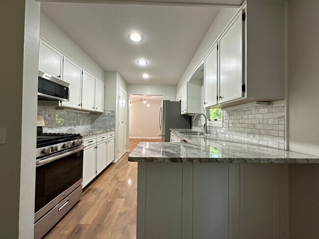 Building Photo - Large Four Bedroom Ranch in Forest Hills!