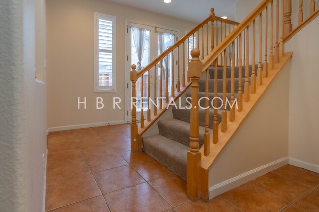 Building Photo - Comfort, Convenience & Space — Tracy Living at Its Best