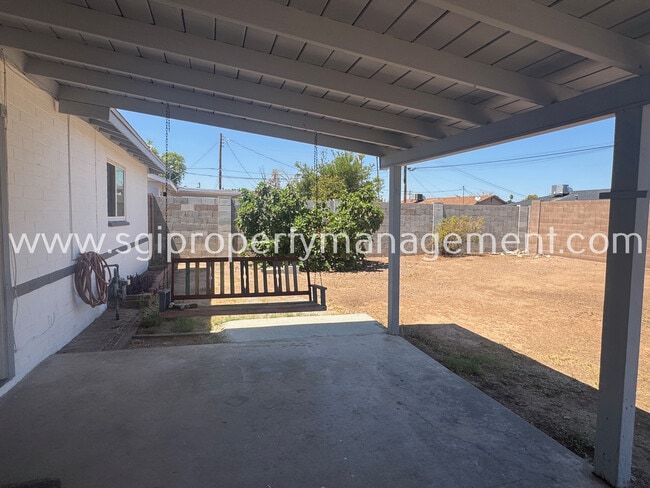 Building Photo - 2202 W Palmaire Ave