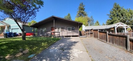 Building Photo - 2 bed 1.5 bath Downtown Bend - Large Master - Fenced Yard