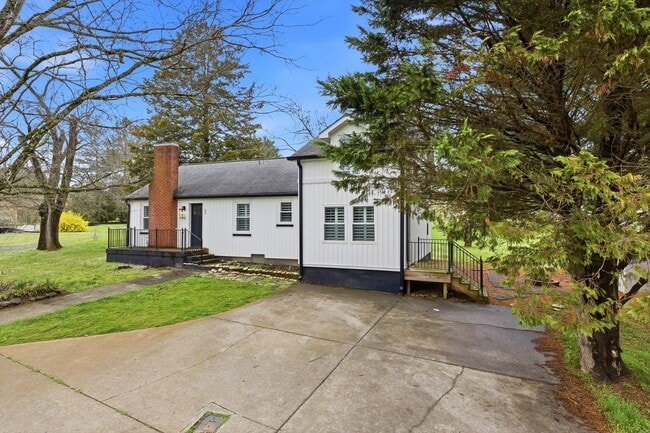 Building Photo - 613 Pearson Springs Rd