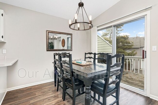 Building Photo - 5635 Sanibel Dr