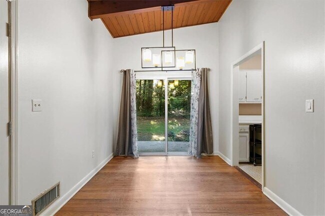 Building Photo - 2627 Woodacres Rd NE