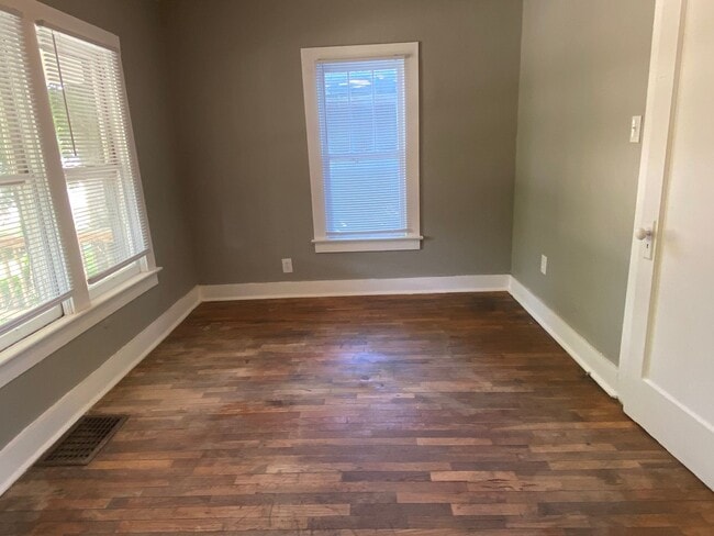Building Photo - 4 Bedroom, 1 Bathroom House