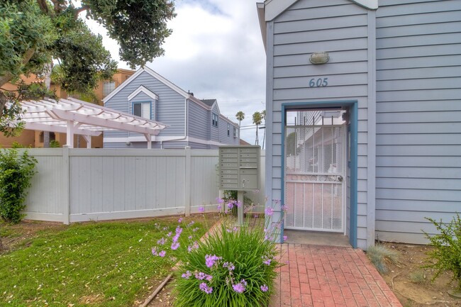Building Photo - Cute 2 Bedroom Condo Steps Away from Endle...