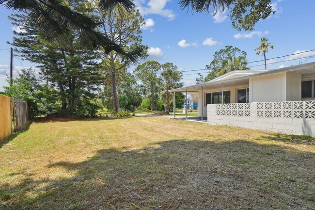 Building Photo - 695 Sunset Dr