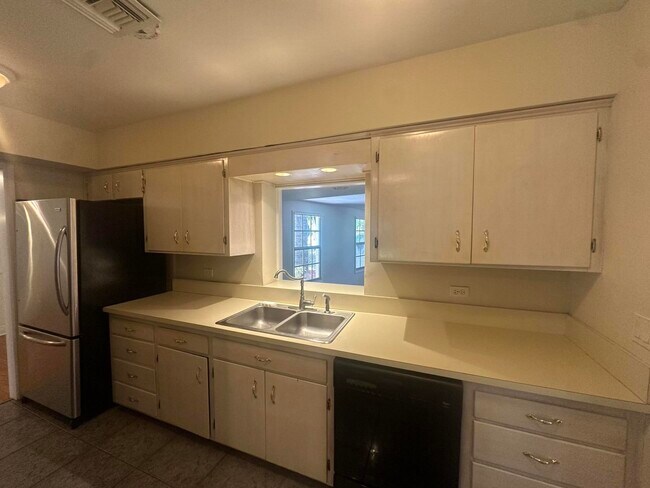 Building Photo - 2514 Gertrude Dr