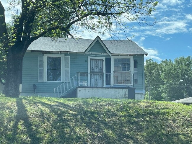 Primary Photo - Huge Remodeled 3 Bed, 1 Bath Home