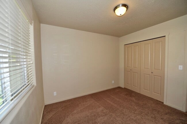 Building Photo - 1288 N Pyroclast St