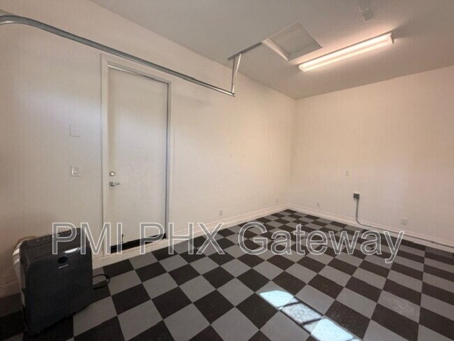 Building Photo - 2685 E Ebony Dr