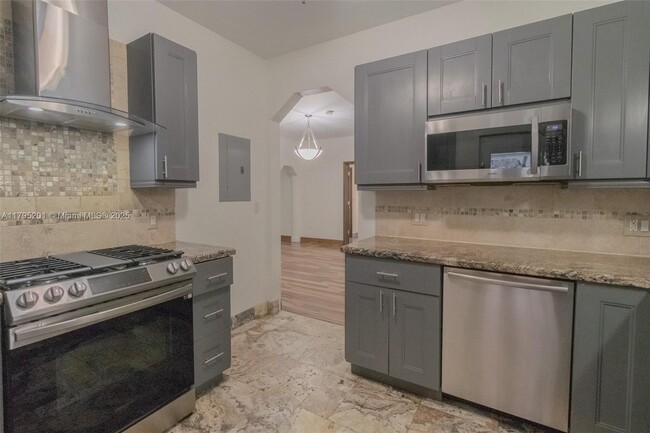 Building Photo - 3722 Royal Palm Ave