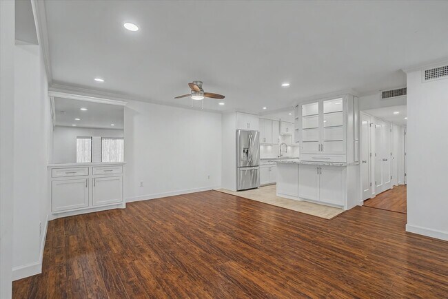 Building Photo - 7575 Katy Fwy