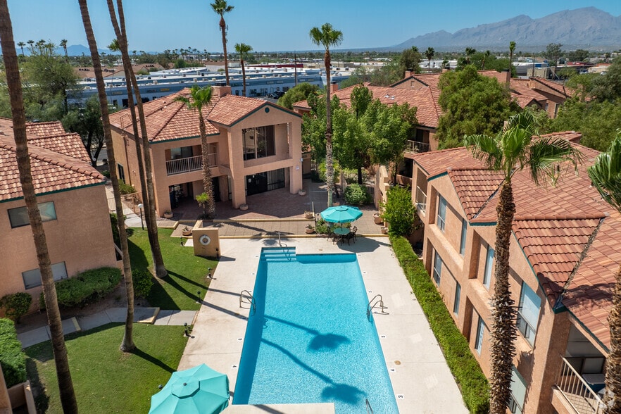 Pool and Spa - Emerald Pointe Apartments