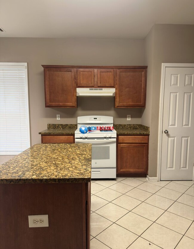 Building Photo - Large 4-bedroom house in the SECKINGER cluster in Buford