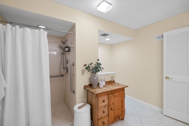 Building Photo - 508 Coeur de Royale Dr