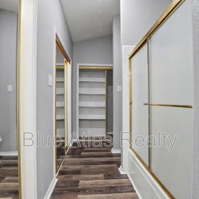 Building Photo - 1009 W Hills Terrace