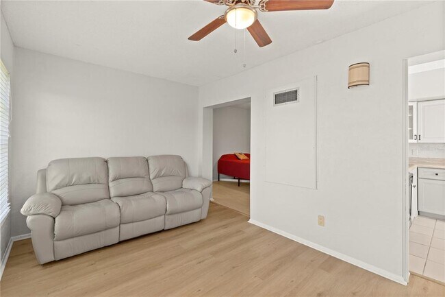 Building Photo - 2428 Columbia Dr