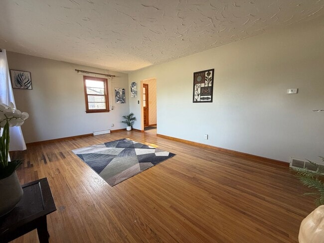 Building Photo - 3bed, 1bath home for rent in quiet Waterlo...