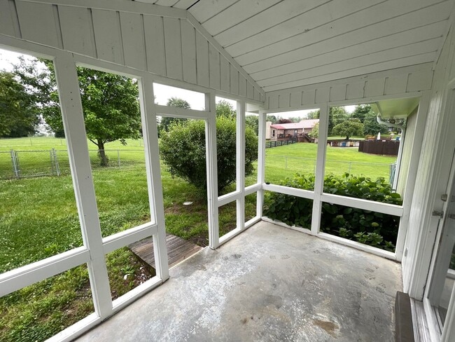 Building Photo - Beautiful Home Large Garage Highly Desired For Rent