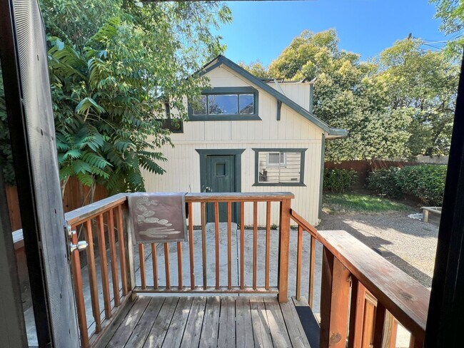 Building Photo - Beautiful 3 bedroom, 1 bathroom home locat...