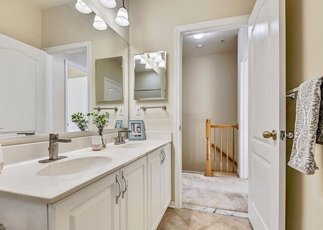 Building Photo - 543 Ensemble Ct