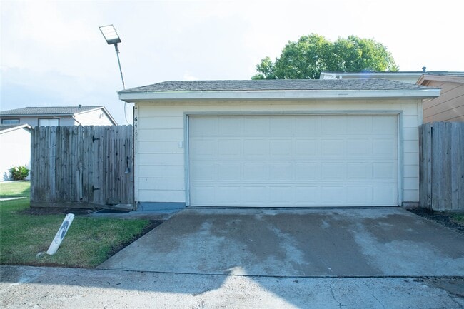 Building Photo - 6411 S Briar Bayou Dr