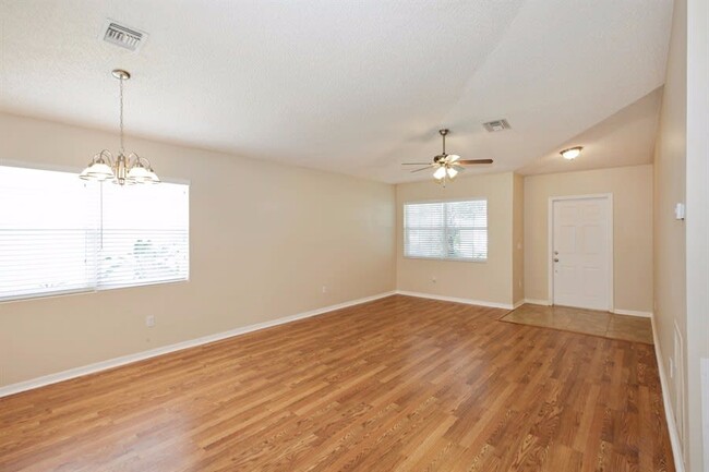 Building Photo - 1041 Park Hill Dr