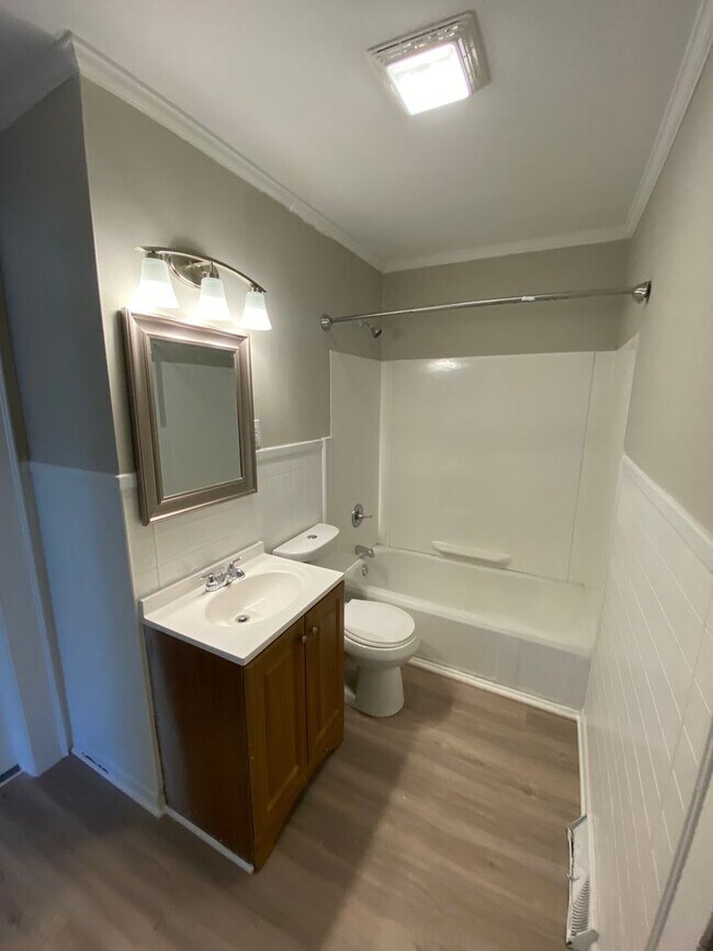 Building Photo - Very nice 4 bedroom 1 bathroom house JUST REMODLED (Spring 2022)
