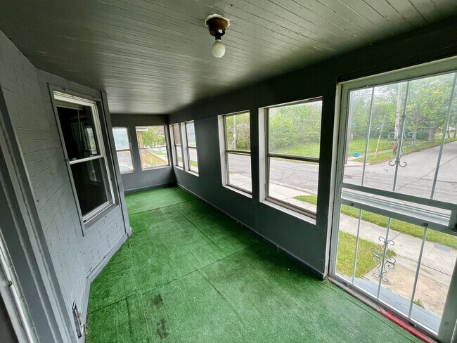 Building Photo - Four bedroom one bathroom single family home for rent. MOVE IN SPECIAL - HALF OFF FIRST MONTHS RENT