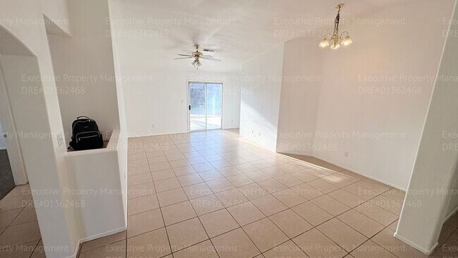 Building Photo - 4 bedroom 2 bathroom home located near S. H St/ Berkshire Rd