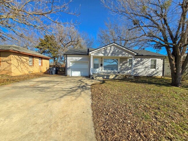 Building Photo - 3 Bedroom Home in Shawnee