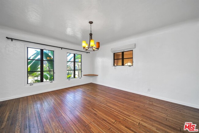 Building Photo - 333 S Roxbury Dr