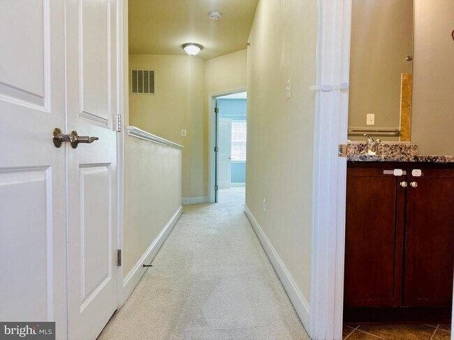 Building Photo - 5715 Rosanna Pl