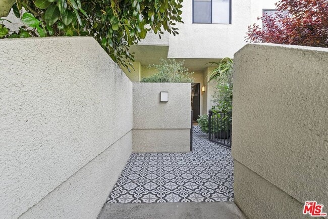 Building Photo - 2237 Century Hill