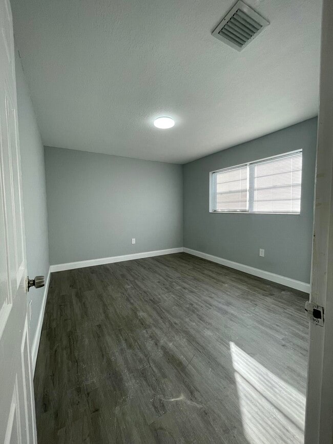 Building Photo - 110 SE 7th St