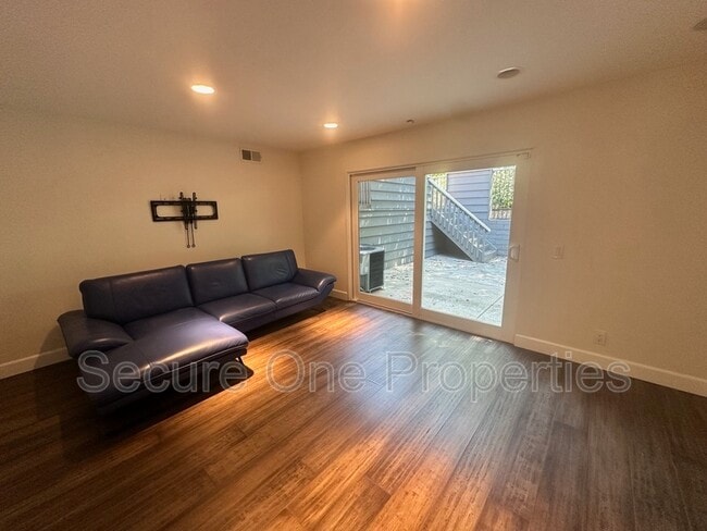 Building Photo - 4671 Club View Dr
