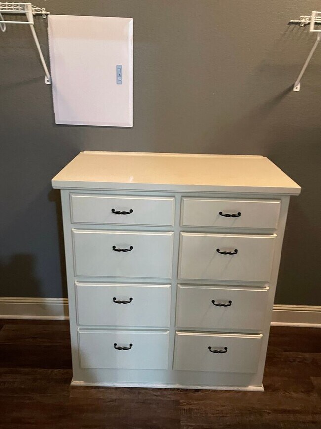 Building Photo - 3 Bedroom, 2 Full Bath, 2-car attached gar...