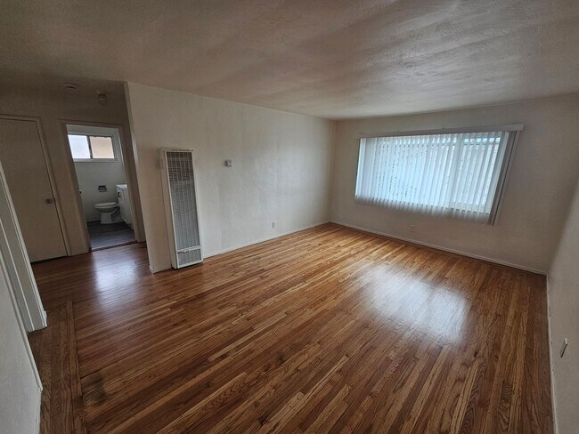 Building Photo - Cozy 2-Bed Oakland Apartment: San Leandro ...