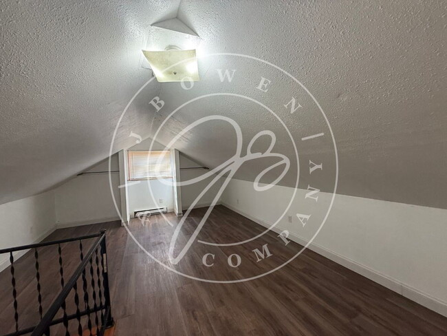Building Photo - "Charming 3-4 Bed home with Hardwood floors close to the University Of Toledo