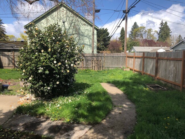 Building Photo - Charming 3 Bed/1 Bath Home in Downtown New...